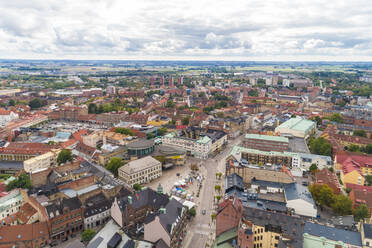 Schweden, Schonen, Lund, Luftaufnahme der historischen Altstadt mit klarer Horizontlinie im Hintergrund - TAMF02243