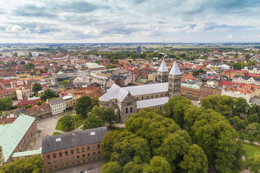 Schweden, Schonen, Lund, Luftaufnahme der Kathedrale von Lund und des angrenzenden Parks - TAMF02245