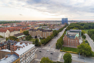 Schweden, Schonen, Malmö, Luftaufnahme einer Straßenkreuzung vor der Stadtbibliothek von Malmö - TAMF02247