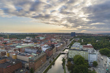 Schweden, Schonen, Malmö, Luftaufnahme des Sodra Forstadskanalen in der Abenddämmerung - TAMF02255