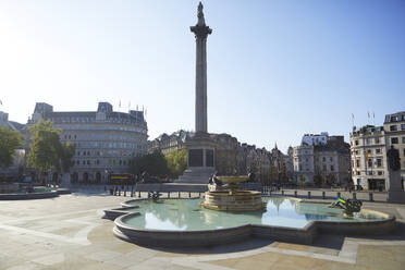 UK, England, London, Springbrunnen und Nelsons-Säule am leeren Trafalgar Square - PMF01074