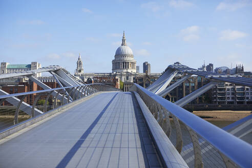 UK, England, London, Leere Millennium-Brücke mit St. Pauls Cathedral im Hintergrund - PMF01080