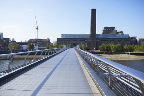 UK, England, London, Leere Millennium-Brücke - PMF01081