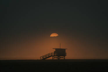 Stimmungsvoller Sonnenuntergang am Lifeguard Tower in Venice Beach, Kalifornien - CAVF85075