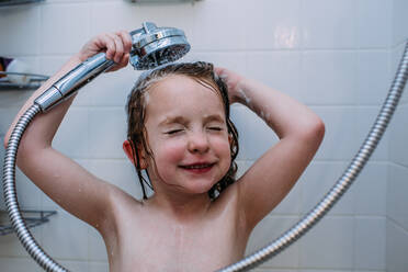 Nahaufnahme eines Kindes beim Haarewaschen in der Dusche - CAVF85092