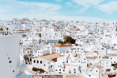 Dorf mit weißen Häusern vor blauem Himmel in Südspanien - CAVF85141