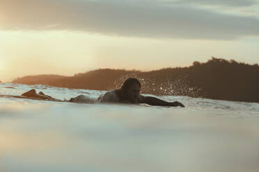 Surfer im Meer bei Sonnenuntergang, Lombok, Indonesien - CAVF85154