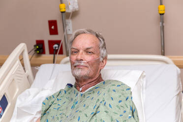 Porträt eines älteren Patienten auf einem Bett im Krankenhaus - EYF05503
