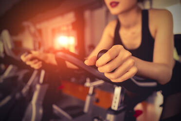 Mittelteil einer Frau, die im Fitnessstudio trainiert - EYF05560