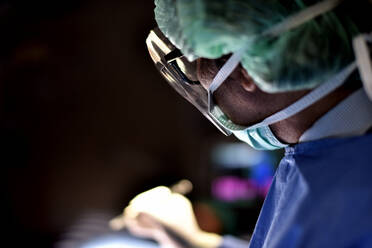 Arzt, der eine Operation im Operationssaal durchführt - EYF05619