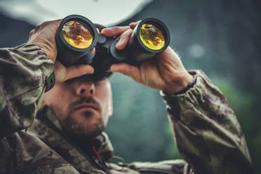 Soldat schaut durch einen Feldstecher - EYF05621