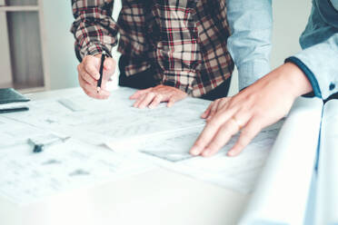 Mittelteil der Architektenzeichnung Blaupause im Büro - EYF05636