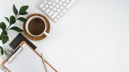 High Angle View of Coffee Cup mit Laptop auf weißem Hintergrund - EYF05772