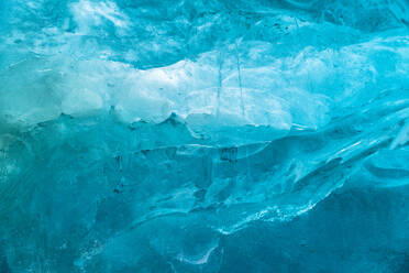 Vollbildaufnahme eines blauen Gletschers - EYF05814