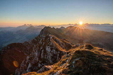 Scenic View Of Rocky Mountains während des Sonnenuntergangs - EYF05820
