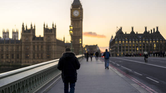 Rückansicht des Mannes zu Fuß Westminster Bridge gegen Big Ben - EYF05843