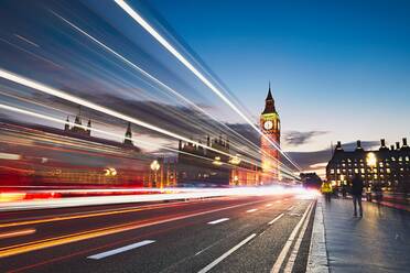 Lichtspuren auf der Straße in London City bei Nacht - EYF05844