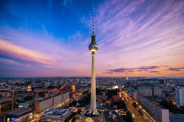 Fernsehturm inmitten der beleuchteten Stadt bei Nacht - EYF05861