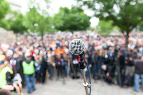 Nahaufnahme des Mikrofons gegen die Menschenmenge - EYF05893