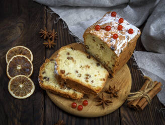 High Angle View of Breads und Zutaten auf Schneidebrett - EYF05899