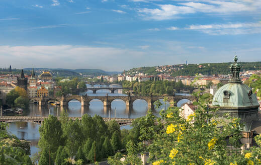 High Angle View of Brücken über den Fluss in der Stadt gegen blauen Himmel - EYF05900