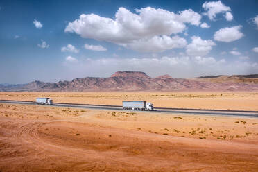 Lastwagen auf Wüste gegen Himmel - EYF05911