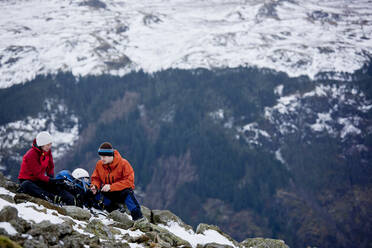 Ein rastendes Ehepaar auf dem Weg zum Berg Helvellyn im Lake District - CAVF85320