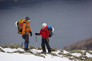 Ehepaar beim Wandern auf den Berg Helvellyn im Lake District - CAVF85325