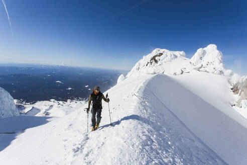 Ein Mann erklimmt den Gipfel des Mt. Hood in Oregon. - CAVF85328