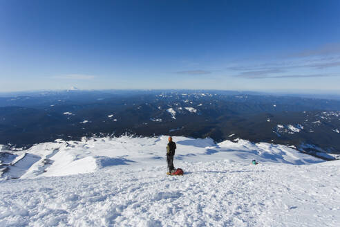 Ein Mann erklimmt den Gipfel des Mt. Hood in Oregon. - CAVF85330