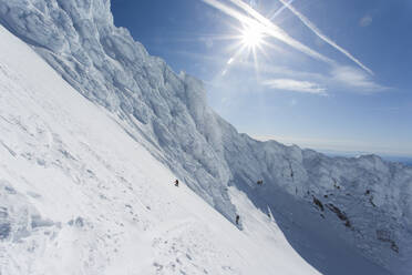 Ein Mann erklimmt den Gipfel des Mt. Hood in Oregon. - CAVF85331