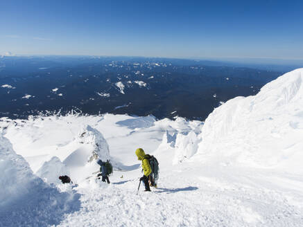 Zwei Männer steigen vom Gipfel des Mt. Hood in Oregon ab. - CAVF85332