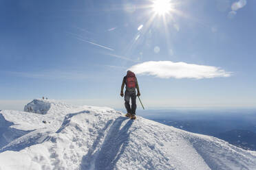 Ein Mann erklimmt den Gipfel des Mt. Hood in Oregon. - CAVF85334