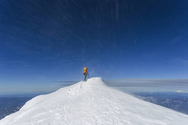 Ein Mann erklimmt den Gipfel des Mt. Hood in Oregon. - CAVF85337