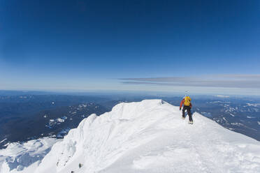 Ein Mann erklimmt den Gipfel des Mt. Hood in Oregon. - CAVF85338