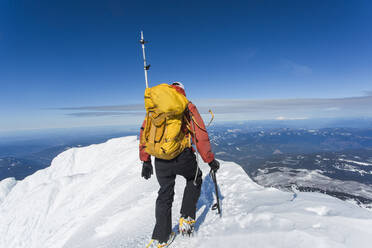 Ein Mann erklimmt den Gipfel des Mt. Hood in Oregon. - CAVF85339