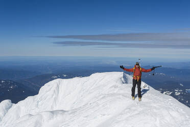 Ein Mann erklimmt den Gipfel des Mt. Hood in Oregon. - CAVF85340