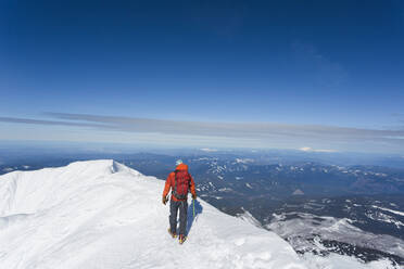 Ein Mann erklimmt den Gipfel des Mt. Hood in Oregon. - CAVF85342