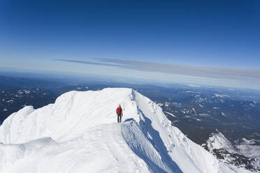 Ein Mann erklimmt den Gipfel des Mt. Hood in Oregon. - CAVF85345