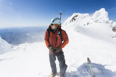 Ein Mann klettert vom Gipfel des Mt. Hood in Oregon herunter. - CAVF85348