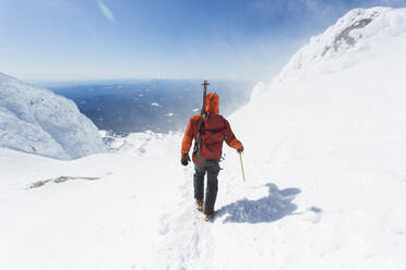 Ein Mann klettert vom Gipfel des Mt. Hood in Oregon herunter. - CAVF85352