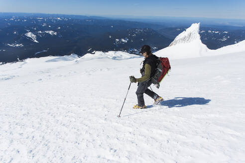 Ein Mann klettert vom Gipfel des Mt. Hood in Oregon herunter. - CAVF85353