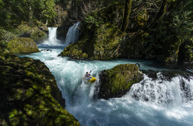 Ein Kajakfahrer fährt den Little White Salmon River in der Region WA hinunter. - CAVF85357