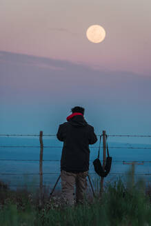 Fotografen fangen den Vollmond ein - CAVF85359