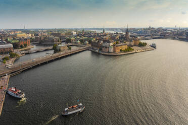 Schweden, Sodermanland, Stockholm, Luftaufnahme von Ausflugsbooten vor der Insel Riddarholmen - TAMF02262