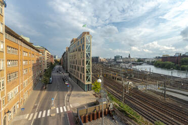 Schweden, Sodermanland, Stockholm, Schmales Gebäude vor den Gleisen des Stockholmer Hauptbahnhofs - TAMF02270
