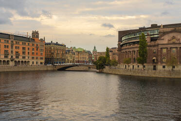 Schweden, Sodermanland, Stockholm, Bogenbrücke vor dem Riksdag - TAMF02272