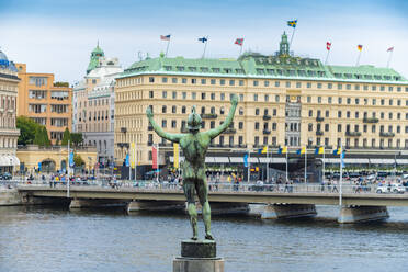 Schweden, Sodermanland, Stockholm, Rückseite der Solsangaren-Statue mit Brücke und luxuriösem Hotel im Hintergrund - TAMF02273