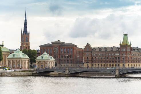 Schweden, Sodermanland, Stockholm, Haus des Adels und Bogenbrücke vor der Insel Riddarholmen - TAMF02274