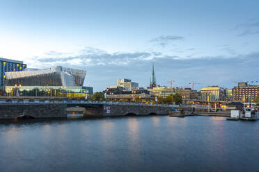 Schweden, Sodermanland, Stockholm, Brücke vor dem Stockholmer Hauptbahnhof in der Abenddämmerung - TAMF02280